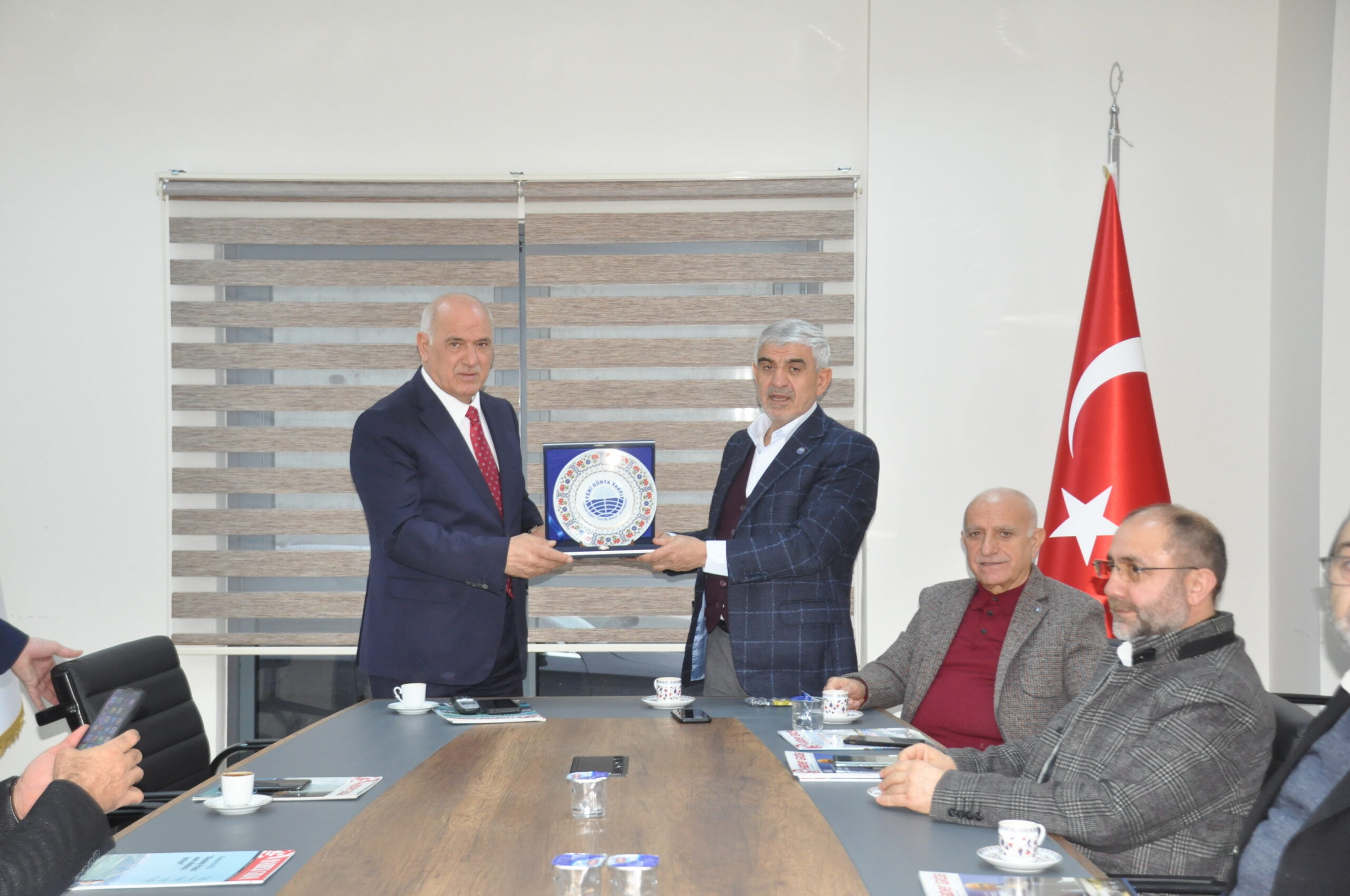 Yeni Dünya Vakfı Yönetimi İGTOT Başkanı Mustafa Karlı’ya Gıda sektörüne ve istihdama katkılarından dolayı plaket verdi.