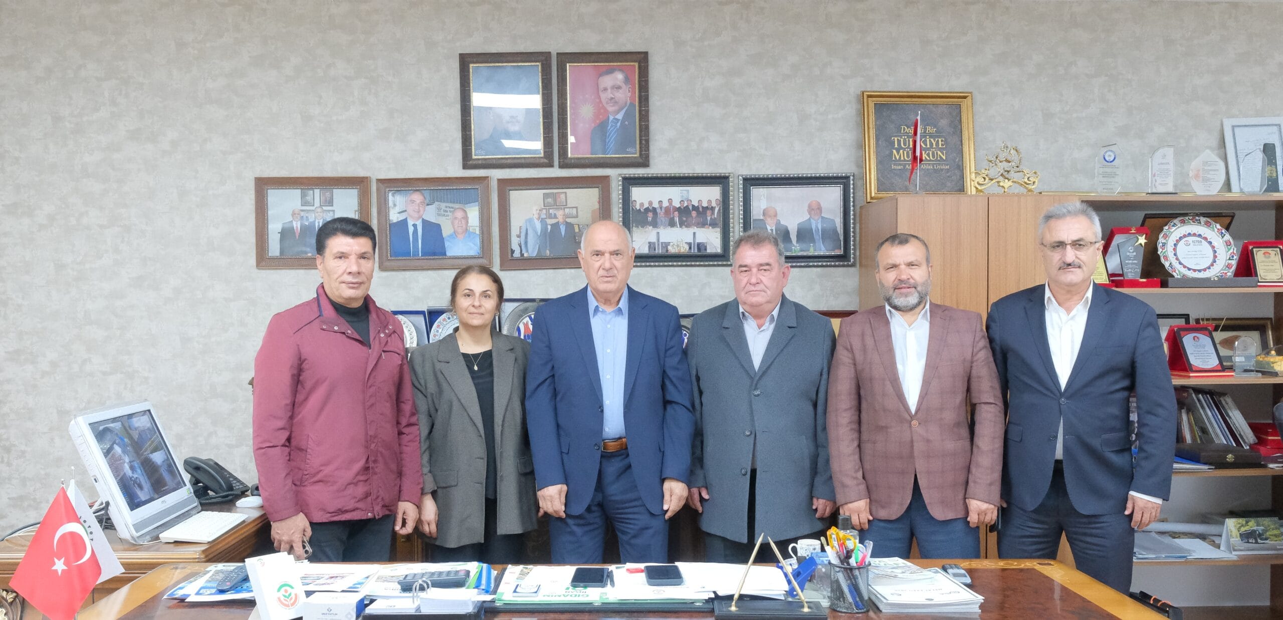 Başakşehir mahalle muhtarları, İGTOT Başkanı Mustafa Karlı’yı ziyaret etti.
