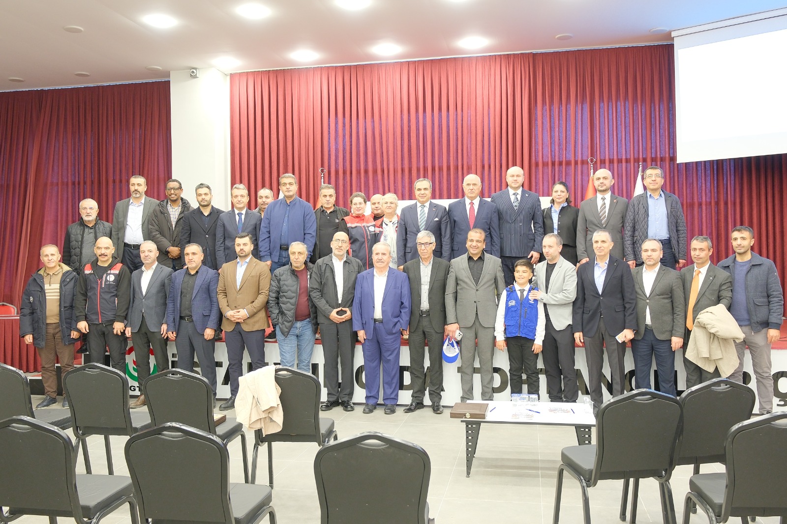 Kamu yöneticilerini, gıda uzmanlarını, esnafları, mahalle muhtarlarını ve sektör temsilcilerini buluşturan konferans yoğun katılımla gerçekleştirildi.